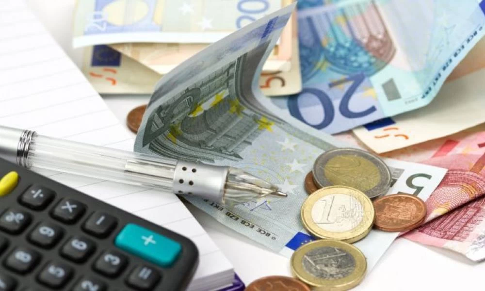 2022: Πρόσθετοι φόροι - Στα 45,654 δισ. ευρώ τα φορολογικά έσοδα